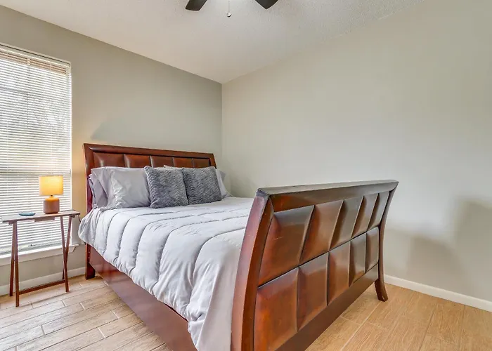 W/ Private Yard: 7 Mi To Downtown! Holiday home Pensacola