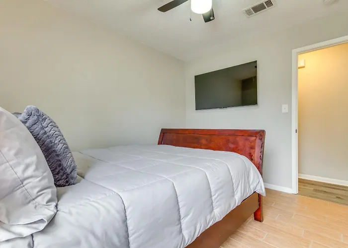 Holiday home W/ Private Yard: 7 Mi To Downtown! *