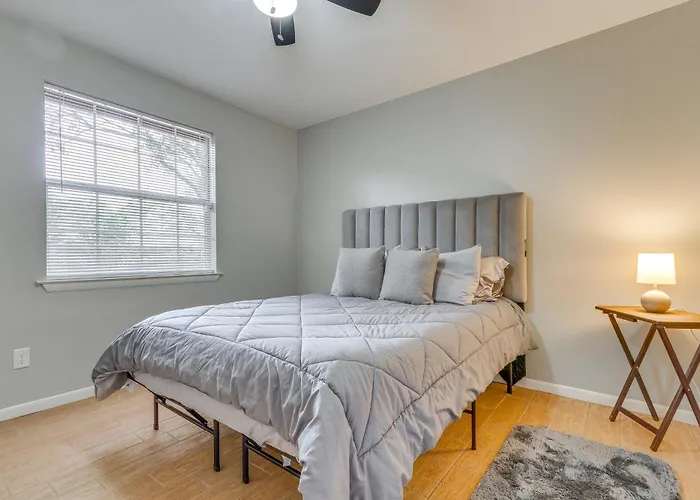 Holiday home W/ Private Yard: 7 Mi To Downtown!