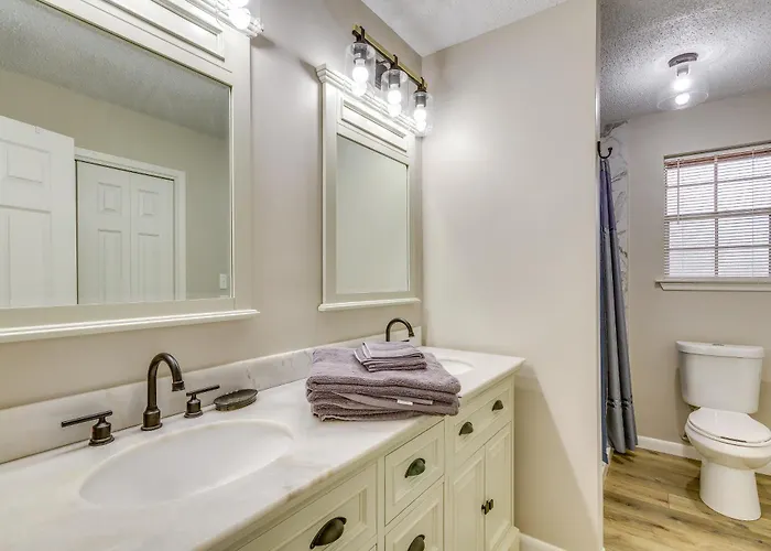 W/ Private Yard: 7 Mi To Downtown! Holiday home Pensacola