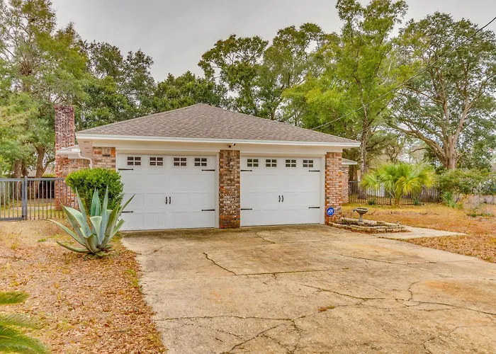 W/ Private Yard: 7 Mi To Downtown! Holiday home