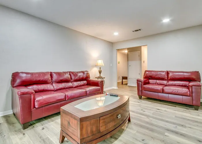 Holiday home W/ Private Yard: 7 Mi To Downtown! Pensacola