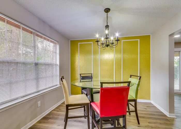 Holiday home W/ Private Yard: 7 Mi To Downtown!