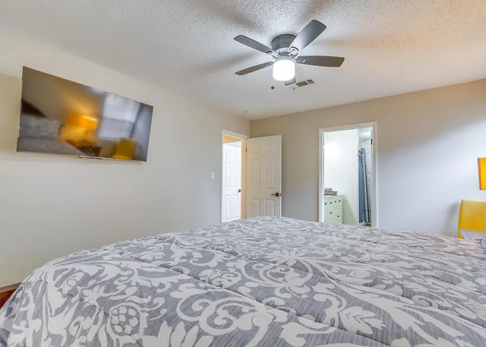 W/ Private Yard: 7 Mi To Downtown! Holiday home Pensacola