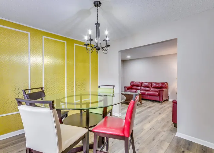 Holiday home W/ Private Yard: 7 Mi To Downtown!